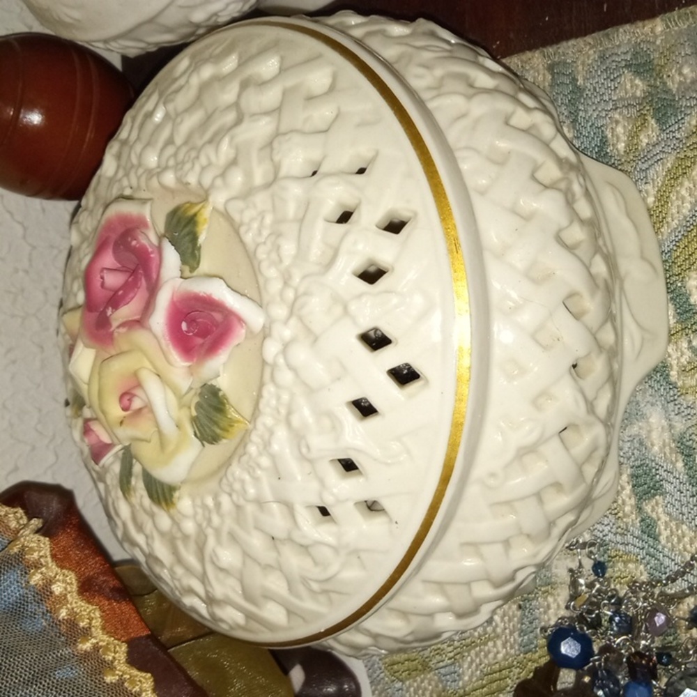 Gorgeous ceramic Rose Dish